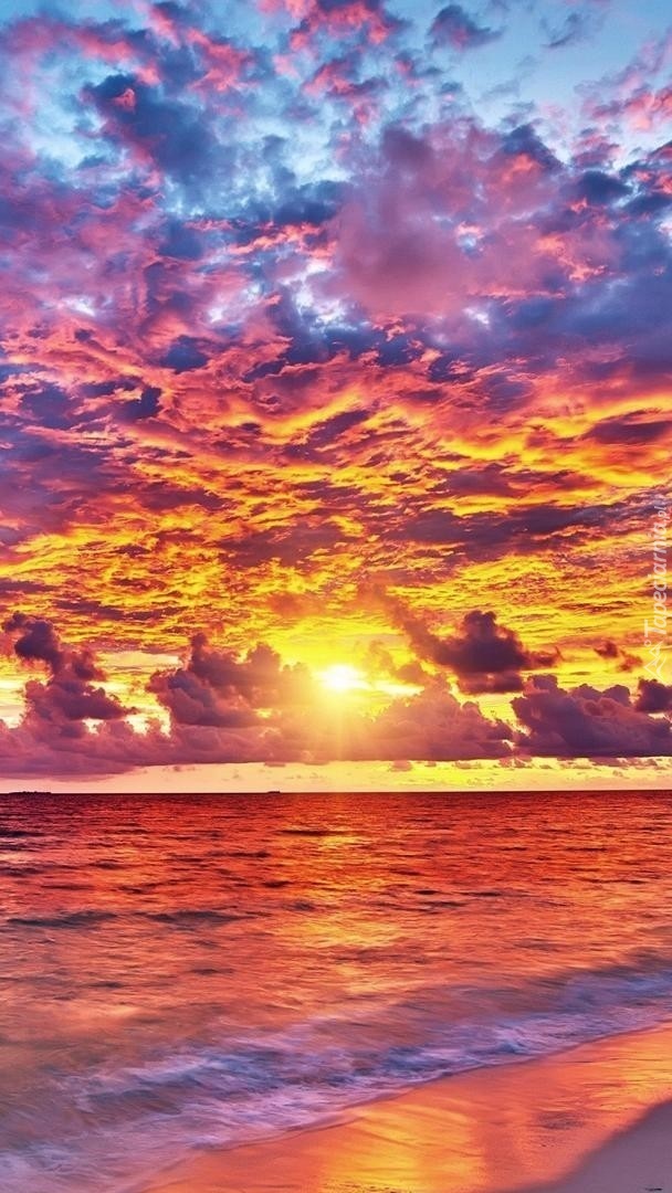 Kolorowe niebo o zachodzie słońca nad morzem
