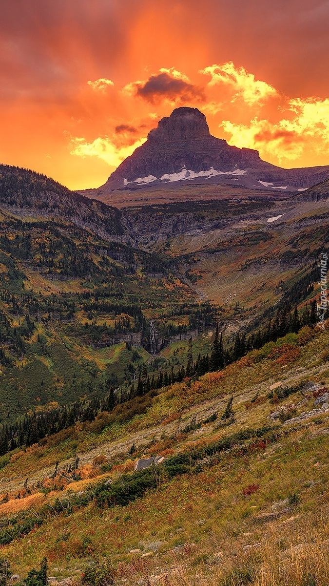 Kolorowe niebo zachodzącego słońca nad Parkiem Narodowym Glacier