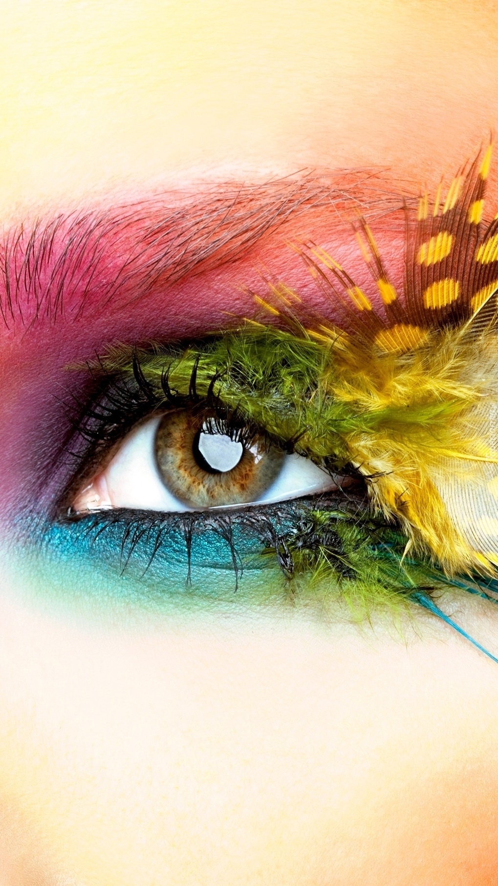 Kolorowe oko z piórkiem