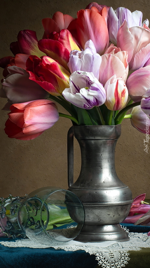 Kolorowe tulipany w dzbanku