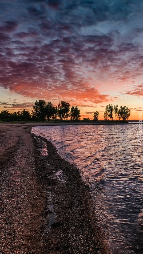 Kolorowy wschód słońca nad jeziorem Chatfield Lake