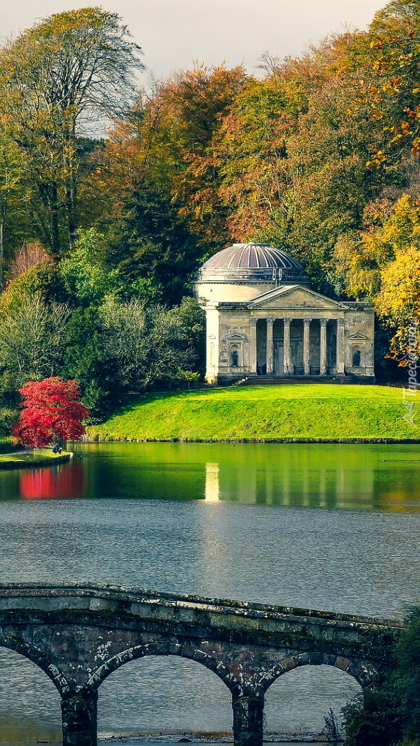 Kopia Panteonu nad jeziorem w ogrodzie rezydencji Stourhead