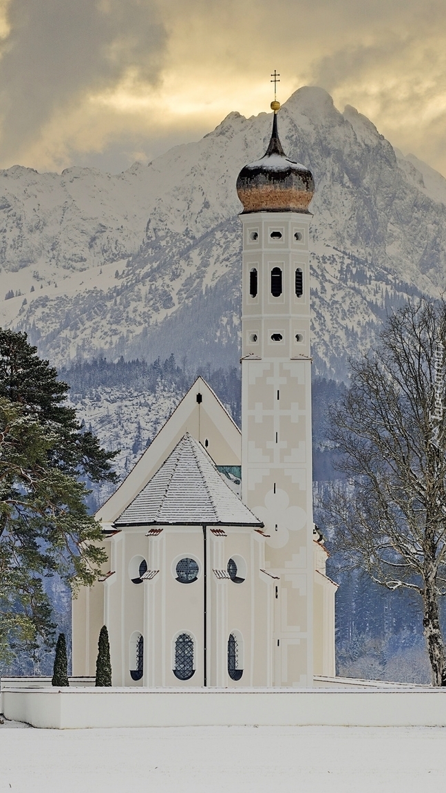 Kościół Eglise Saint Coloman na tle Alp