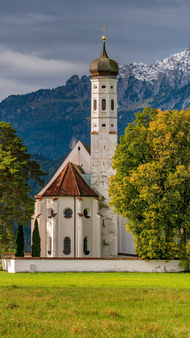 Kościół Eglise Saint Coloman w Bawarii na tle Alp