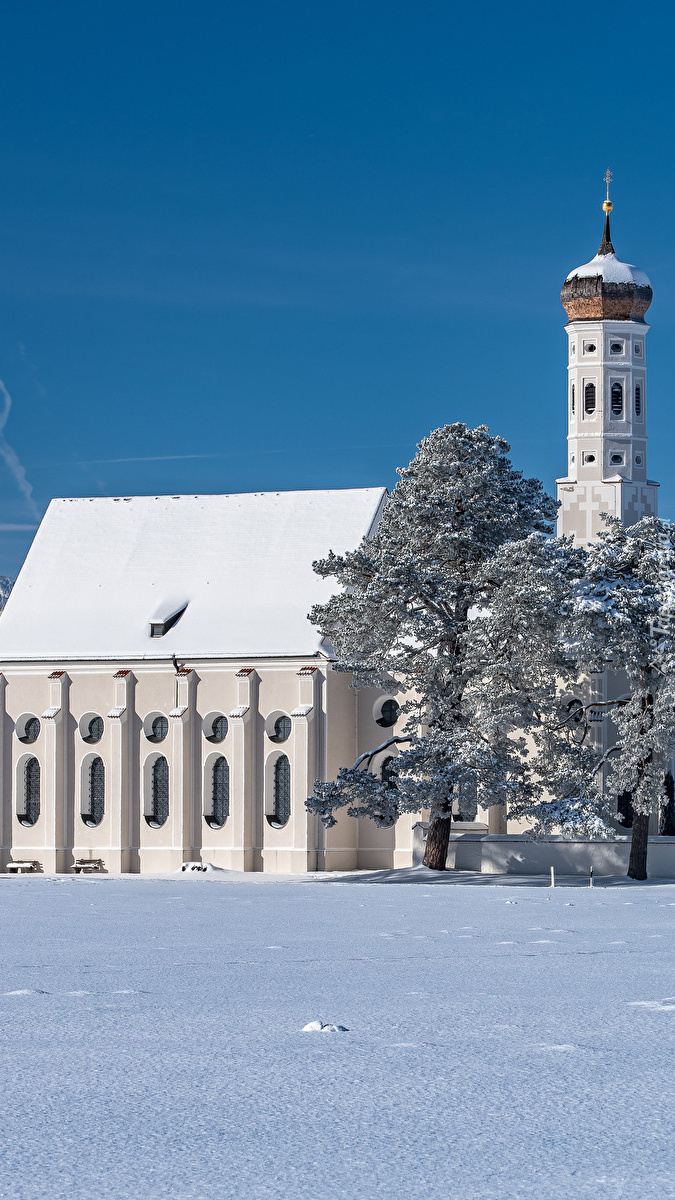 Kościół Eglise Saint Coloman w zimowej scenerii