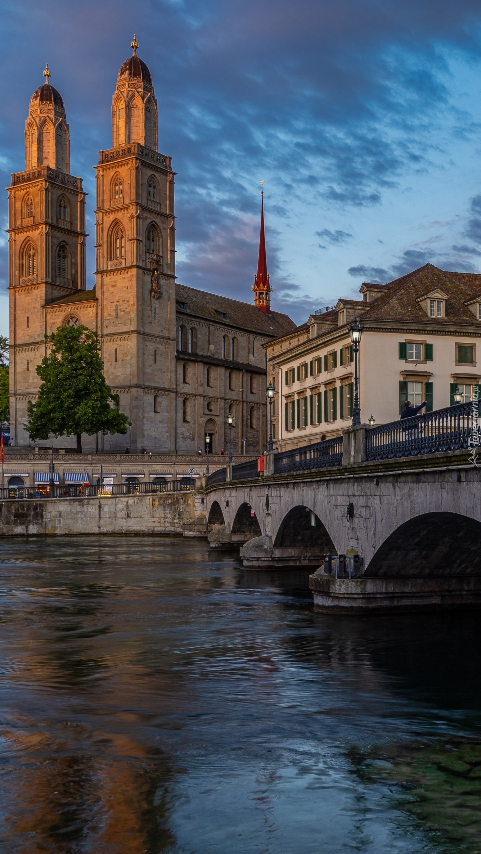 Kościół Grossmunster nad rzeką Limmat