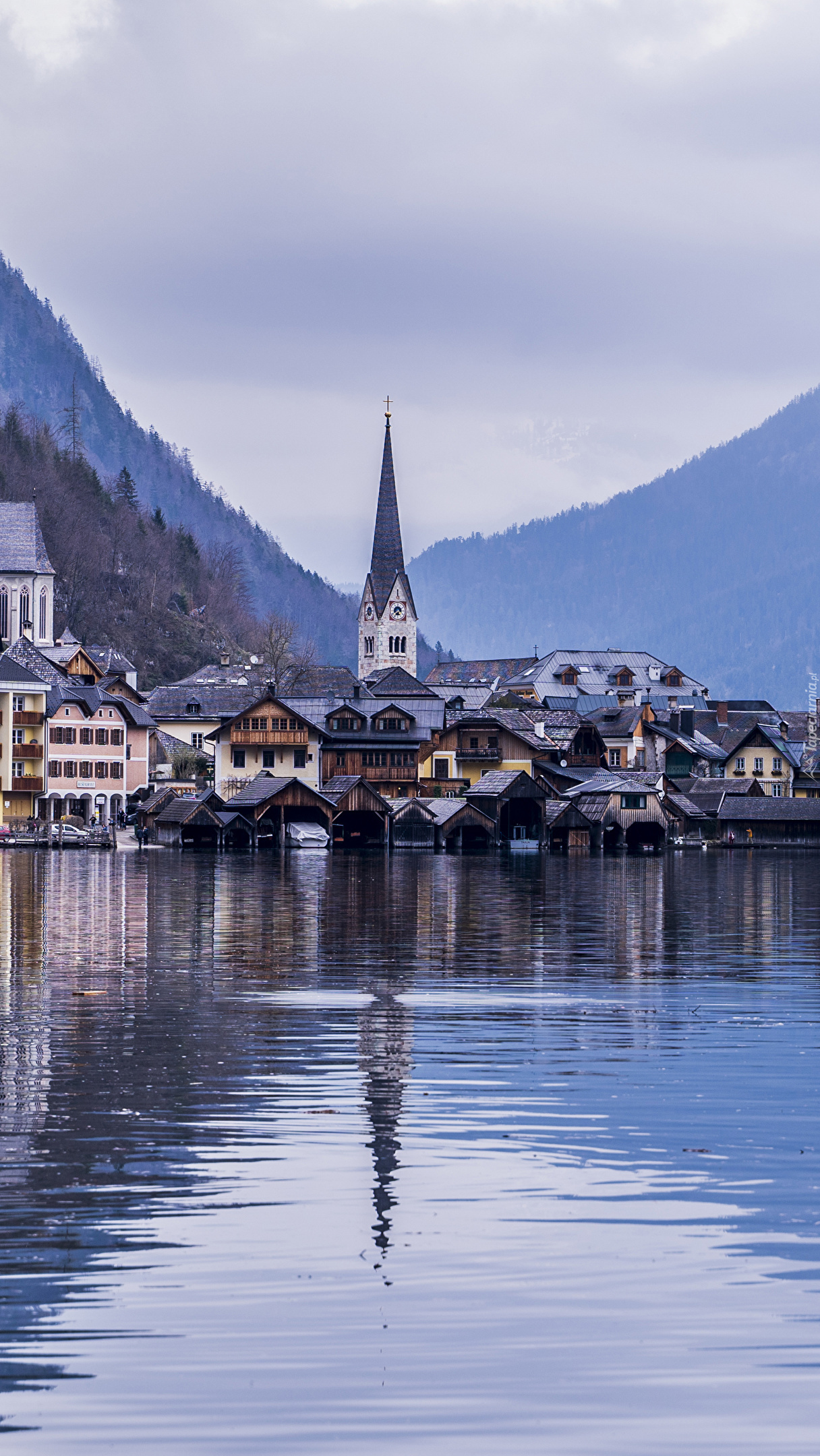 Kościół i domy nad jeziorem Hallstattersee