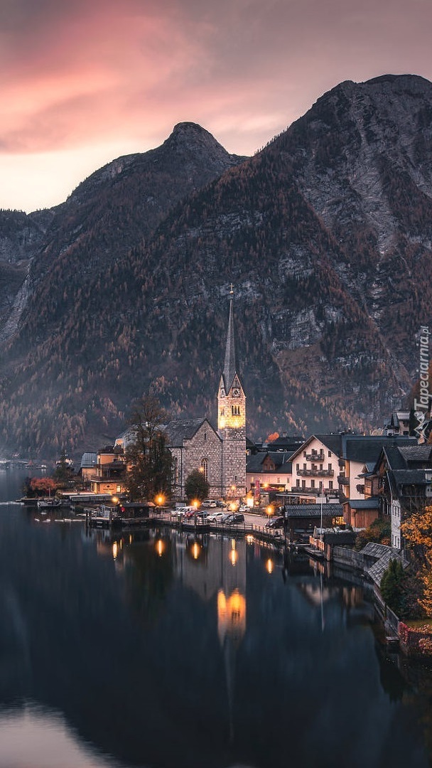 Kościół i domy nad jeziorem Hallstattersee