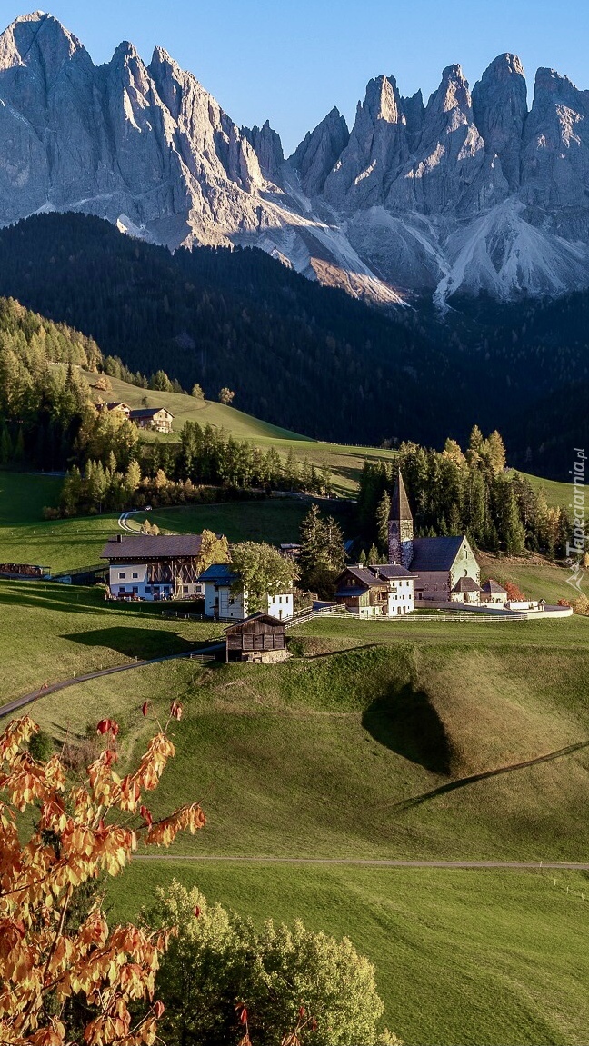 Kościół i domy w dolinie Val di Funes we Włoszech