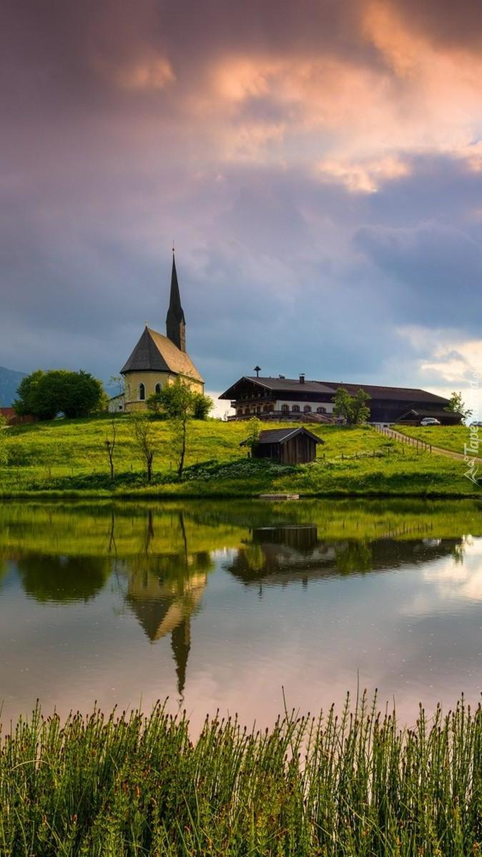 Kościół na górce a obok plebania