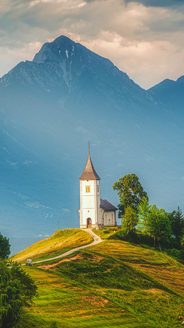 Kościół na tle Alp Julijskich w Słowenii