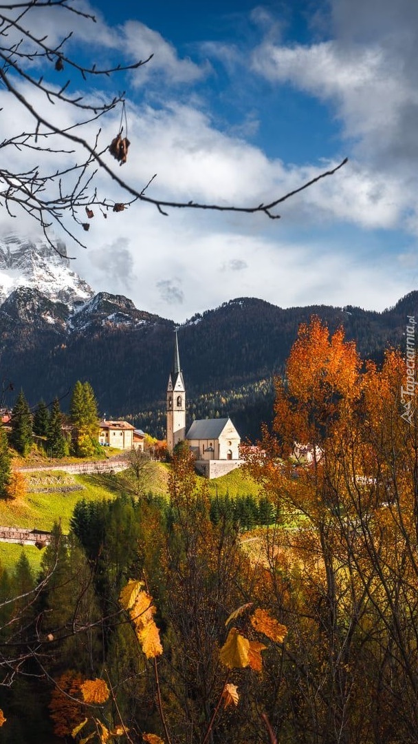 Kościół na tle Dolomitów