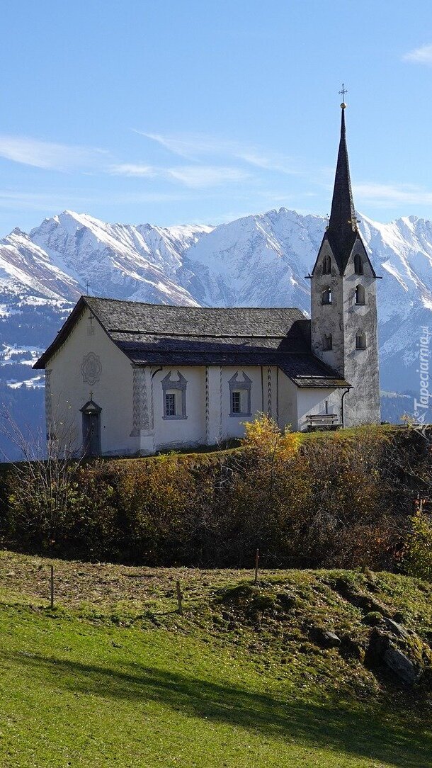 Kościół na tle gór