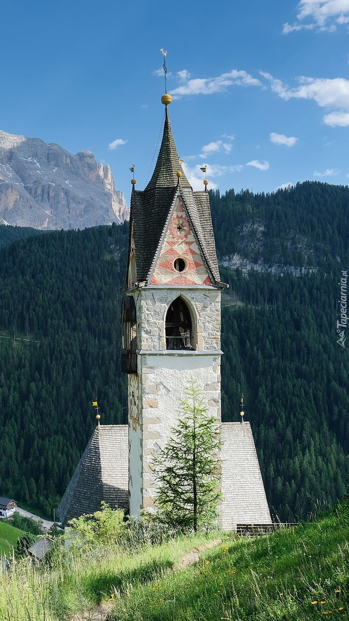 Kościół na tle gór
