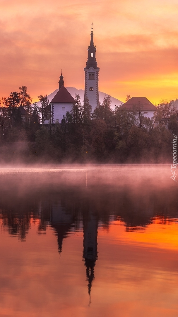 Kościół na wyspie Blejski Otok o zachodzie słońca