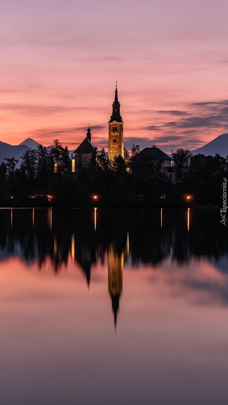 Kościół na wyspie Blejski Otok w miejscowości Bled