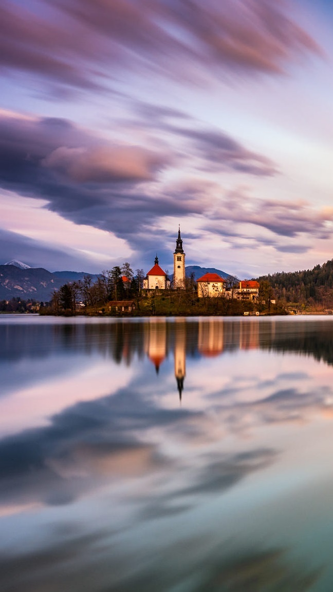 Kościół na wyspie Blejski Otok w Słowenii