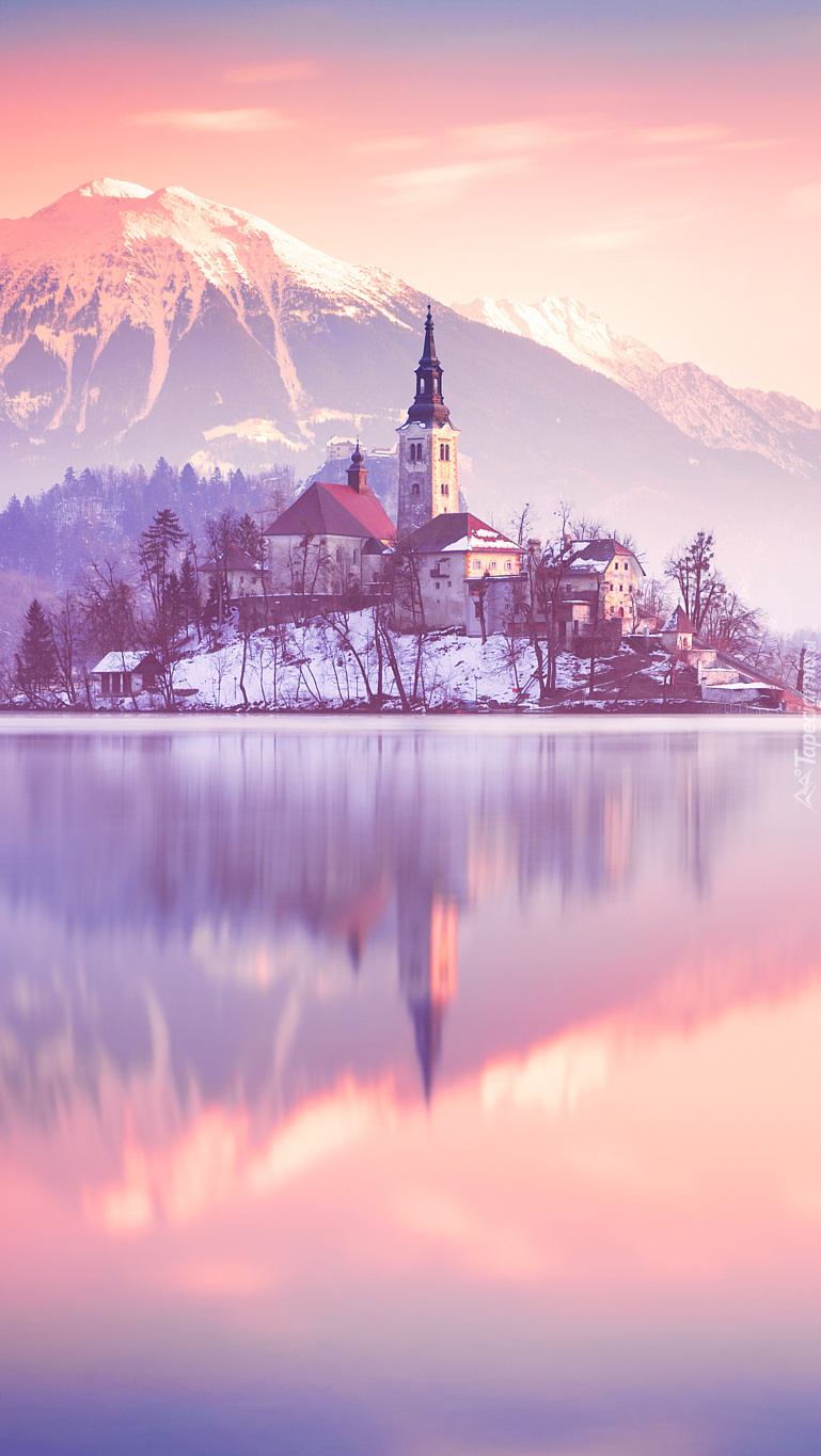 Kościół na wyspie Blejski Otok w Słowenii
