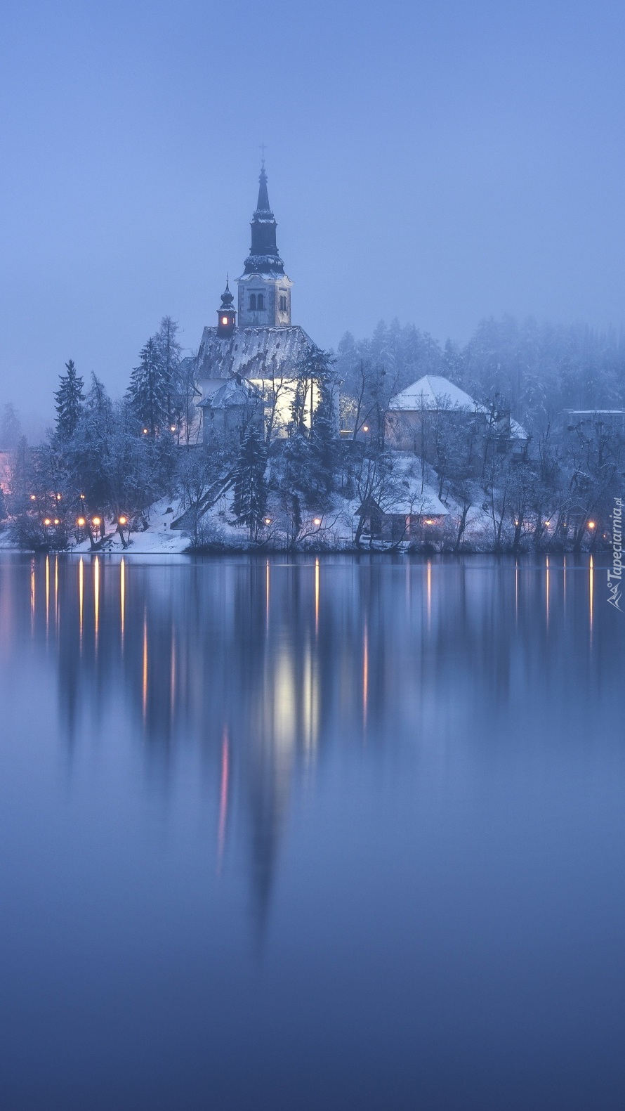 Kościół nad jeziorem Bled we mgle