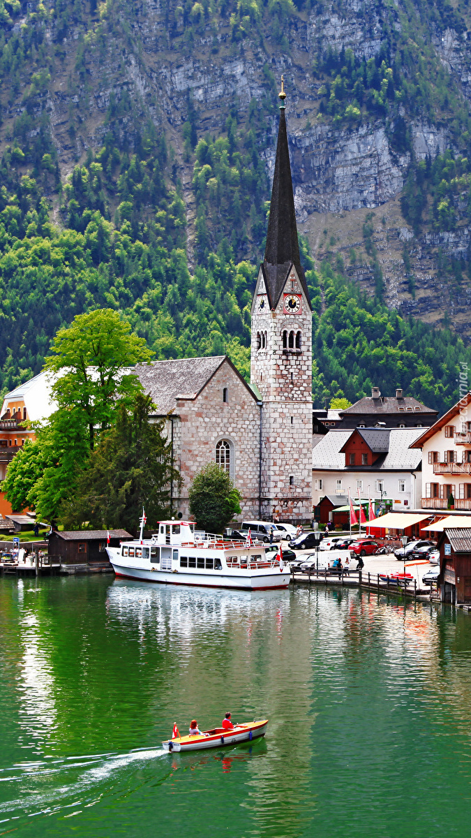 Kościół nad jeziorem Hallstattersee w Austrii