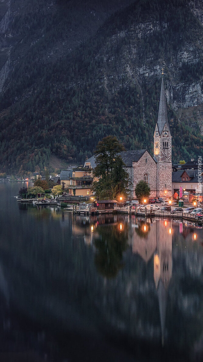 Kościół nad jeziorem w Hallstatt