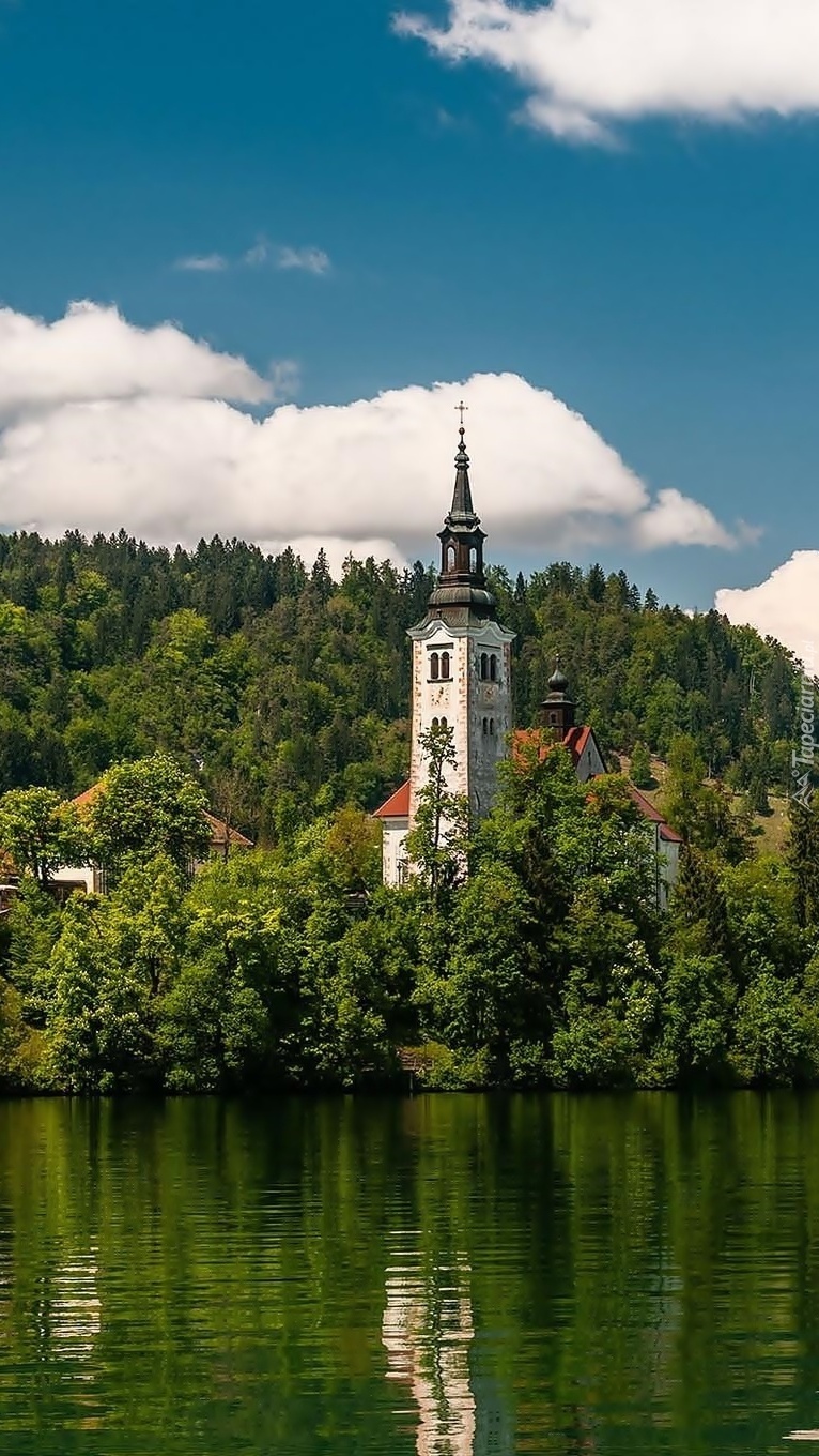 Kościół nad jeziorem w Słowenii