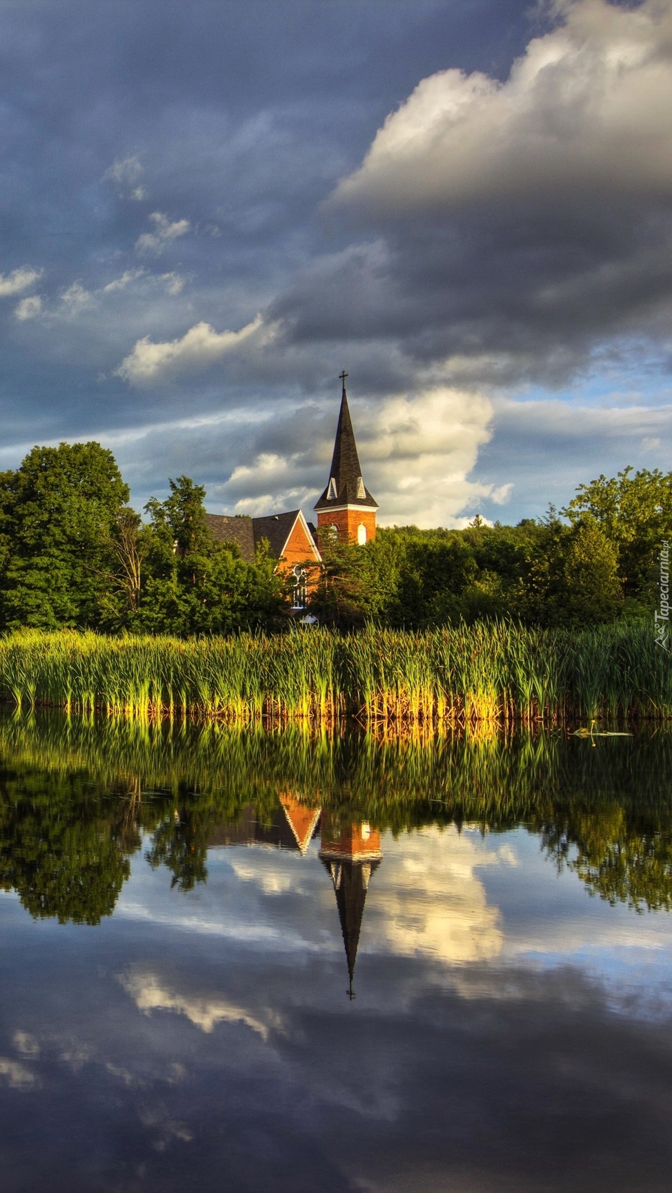 Kościół nad jeziorem