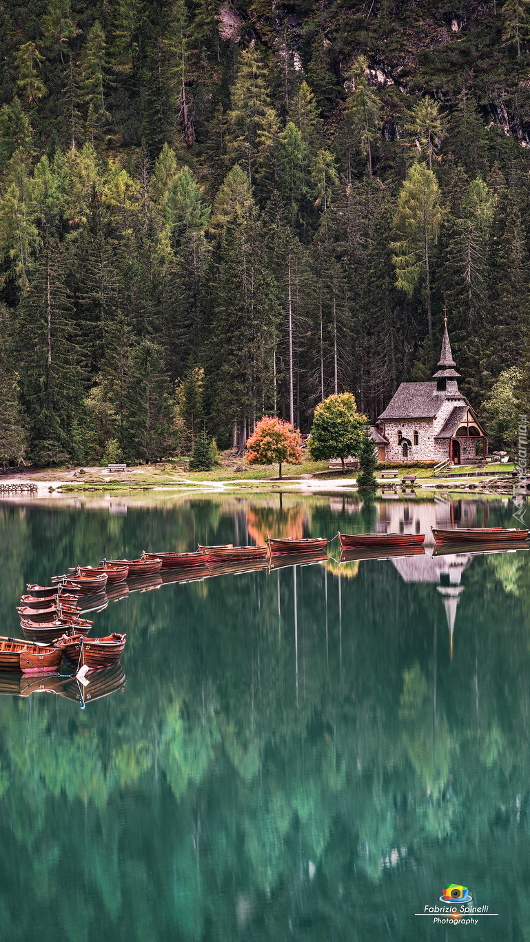 Kościół pod lasem nad jeziorem Pragser Wildsee