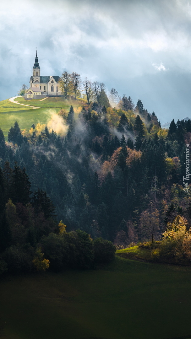 Kościół Saint Lenart Church na wzgórzu