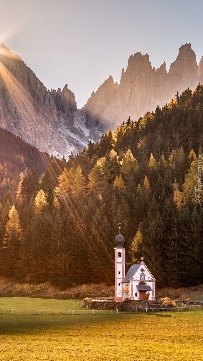 Kościół św Jana pod lasem w Dolomitach