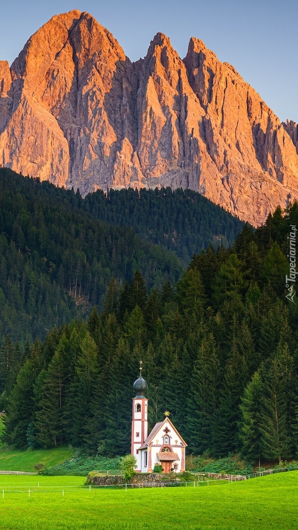 Kościół św Jana pod lasem w Dolomitach