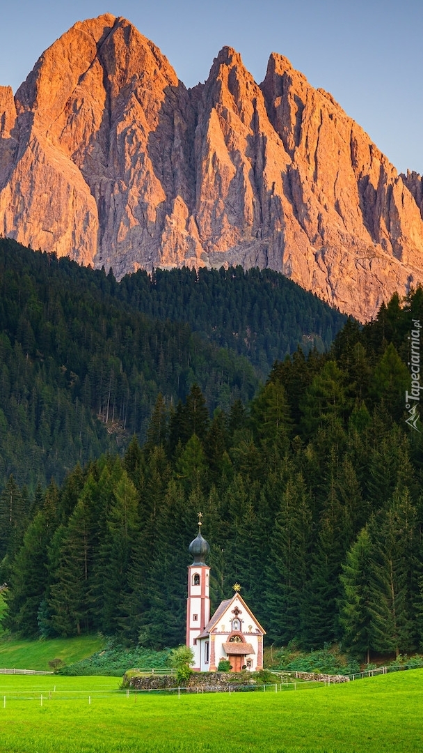 Kościół św Jana pod lasem w Dolomitach