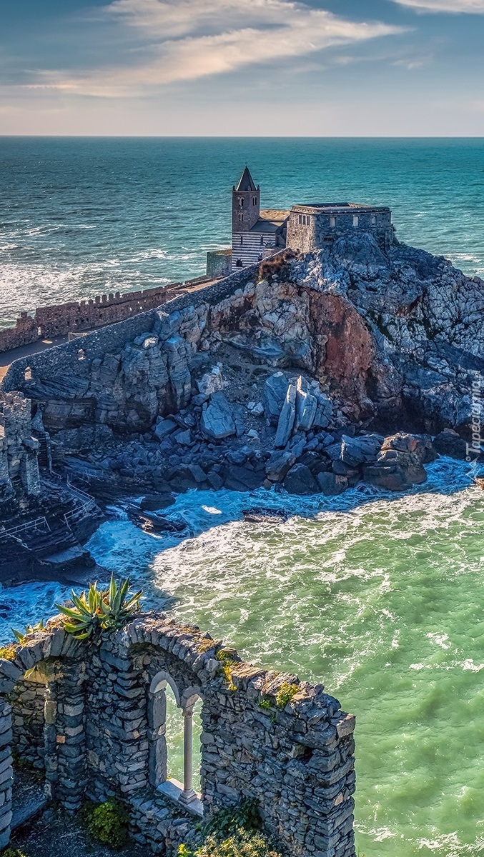 Kościół św Piotra na skałach w miasteczku Portovenere