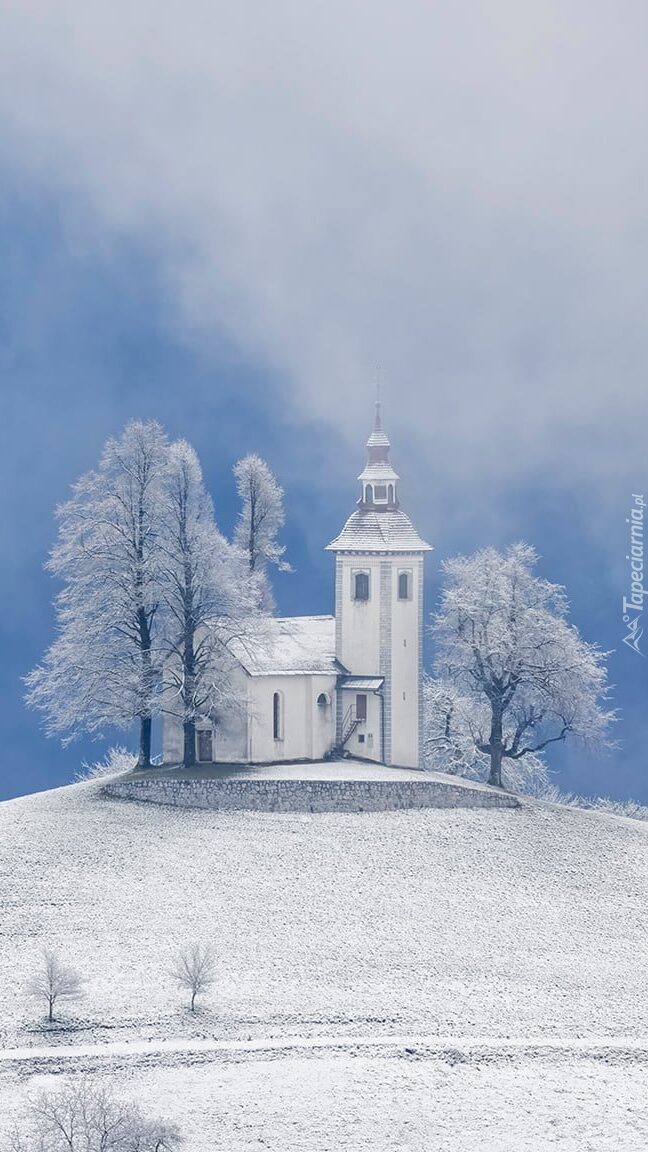 Kościół św. Tomasza we wsi Krivo Brdo zimową porą