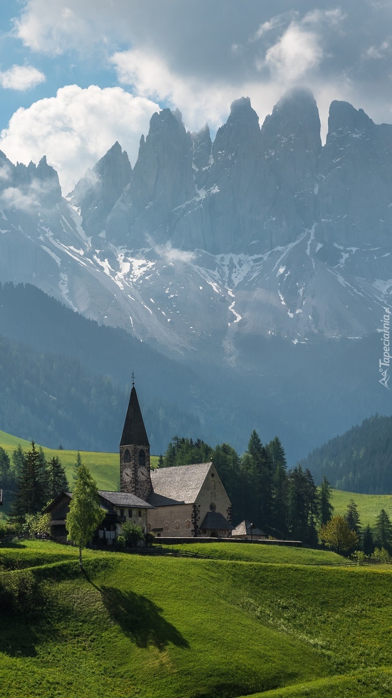 Kościół w dolinie Val di Funes