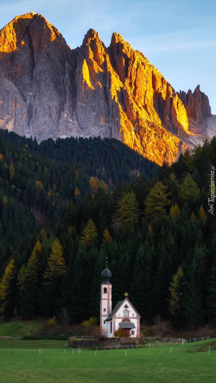 Kościół w dolinie Val di Funes