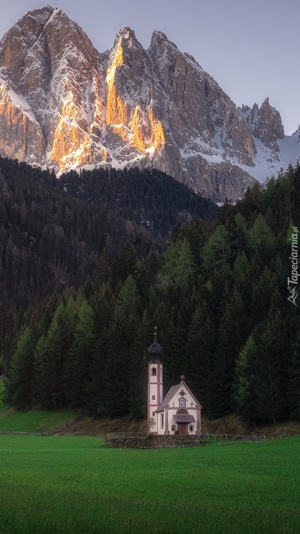 Kościół w dolinie Val di Funes