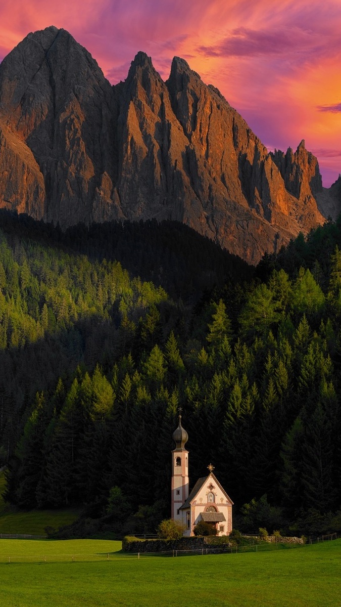 Kościół w dolinie Val di Funes