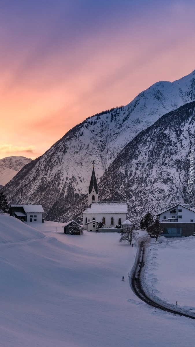 Kościół w górskiej dolinie zimową porą