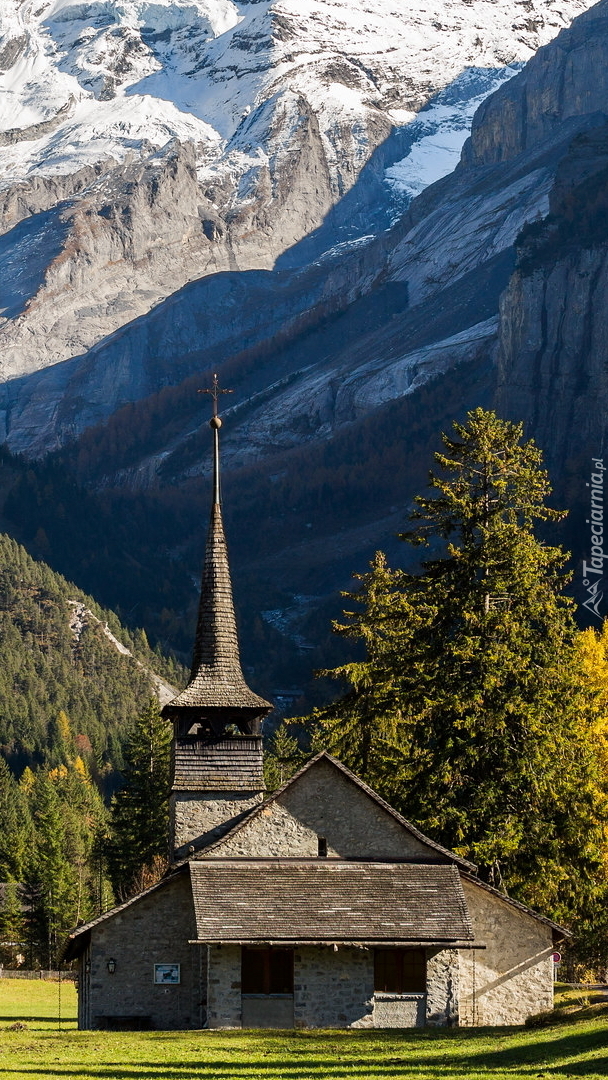 Kościół w Kandersteg na tle Alp