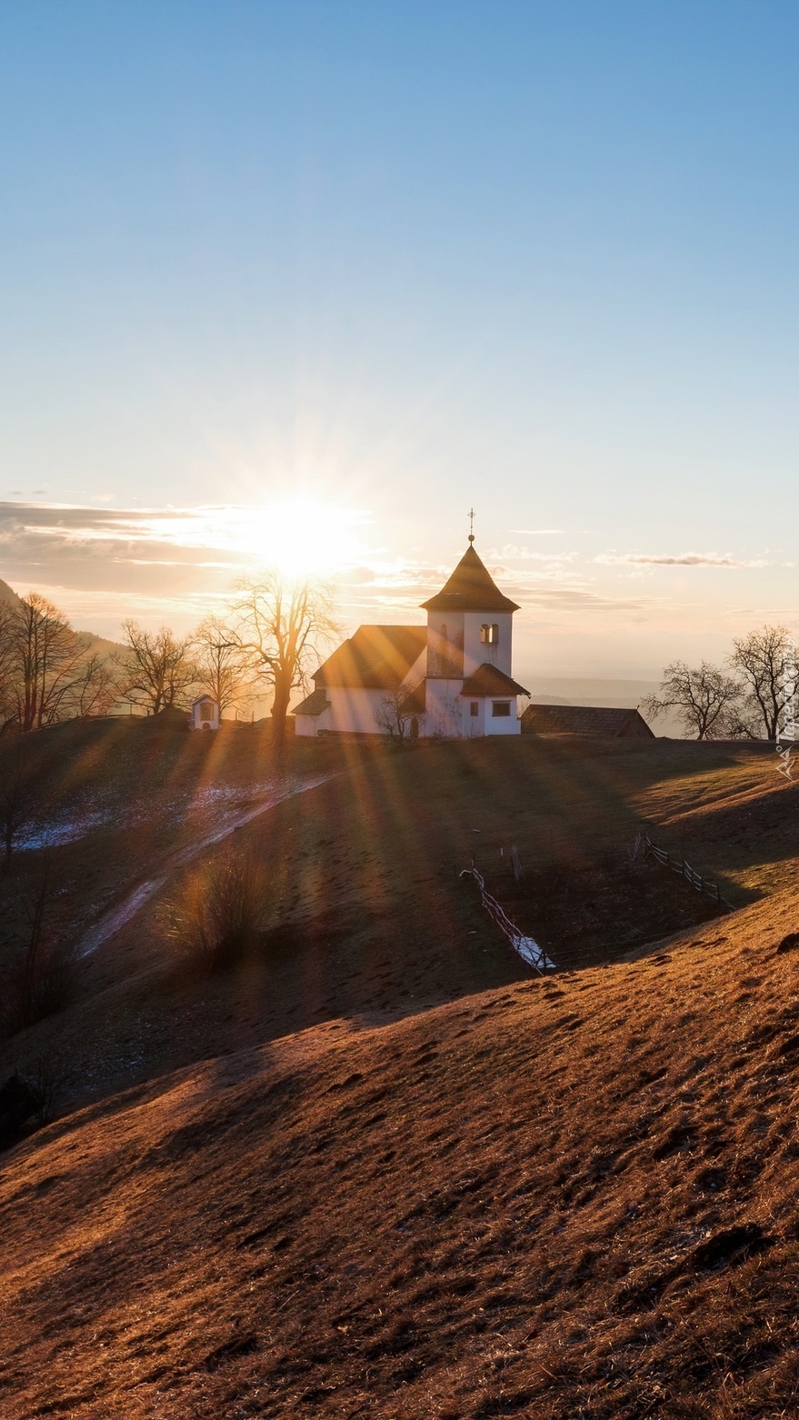 Kościół w promieniach wschodzącego słońca