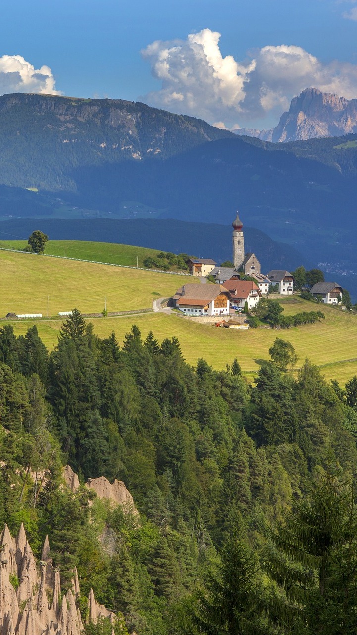 Kościół w Ritten na tle Alp