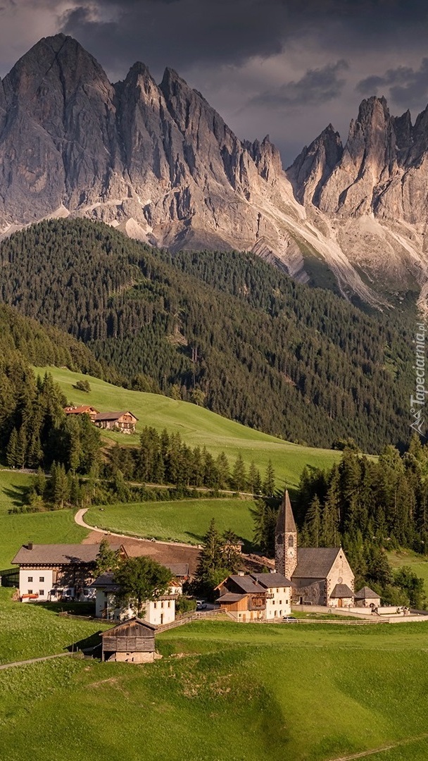 Kościół we wsi Santa Maddalena na tle Dolomitów