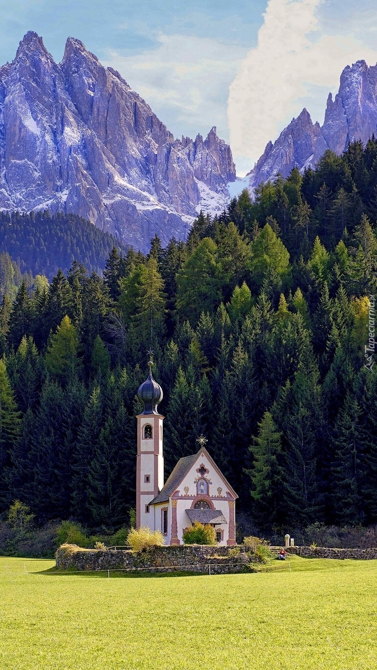 Kościółek św.Jana w Ranui we włoskich Dolomitach