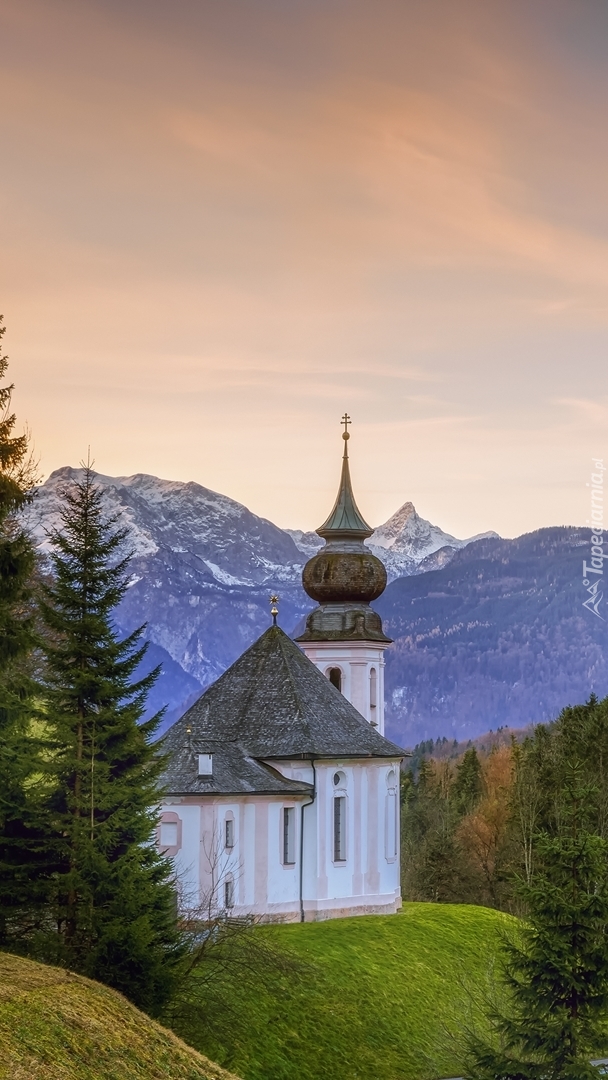Kościołek z widokiem na Alpy Salzburskie