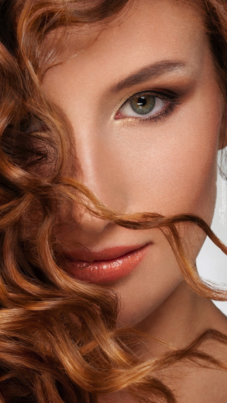 Kosmyki włosów muskające twarz kobiety - Tapeta na telefon