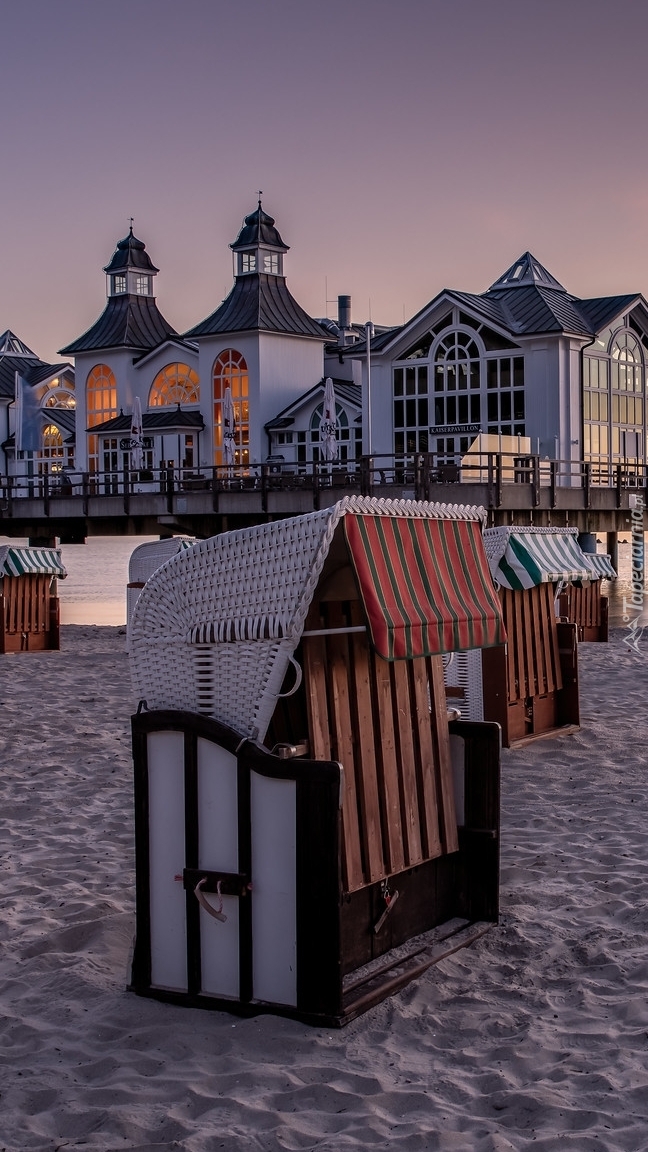 Kosze plażowe przy molu z restauracją