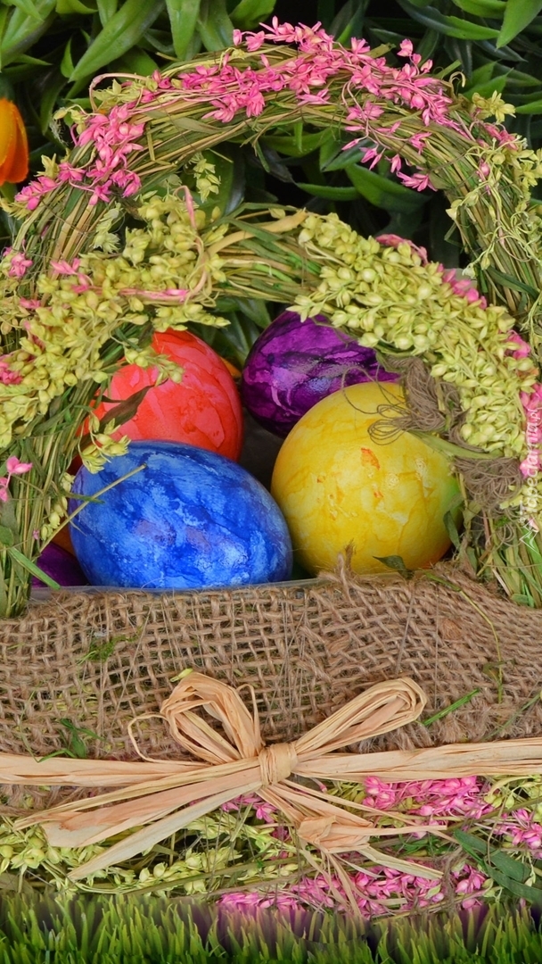 Koszyk z malowanymi jajkami