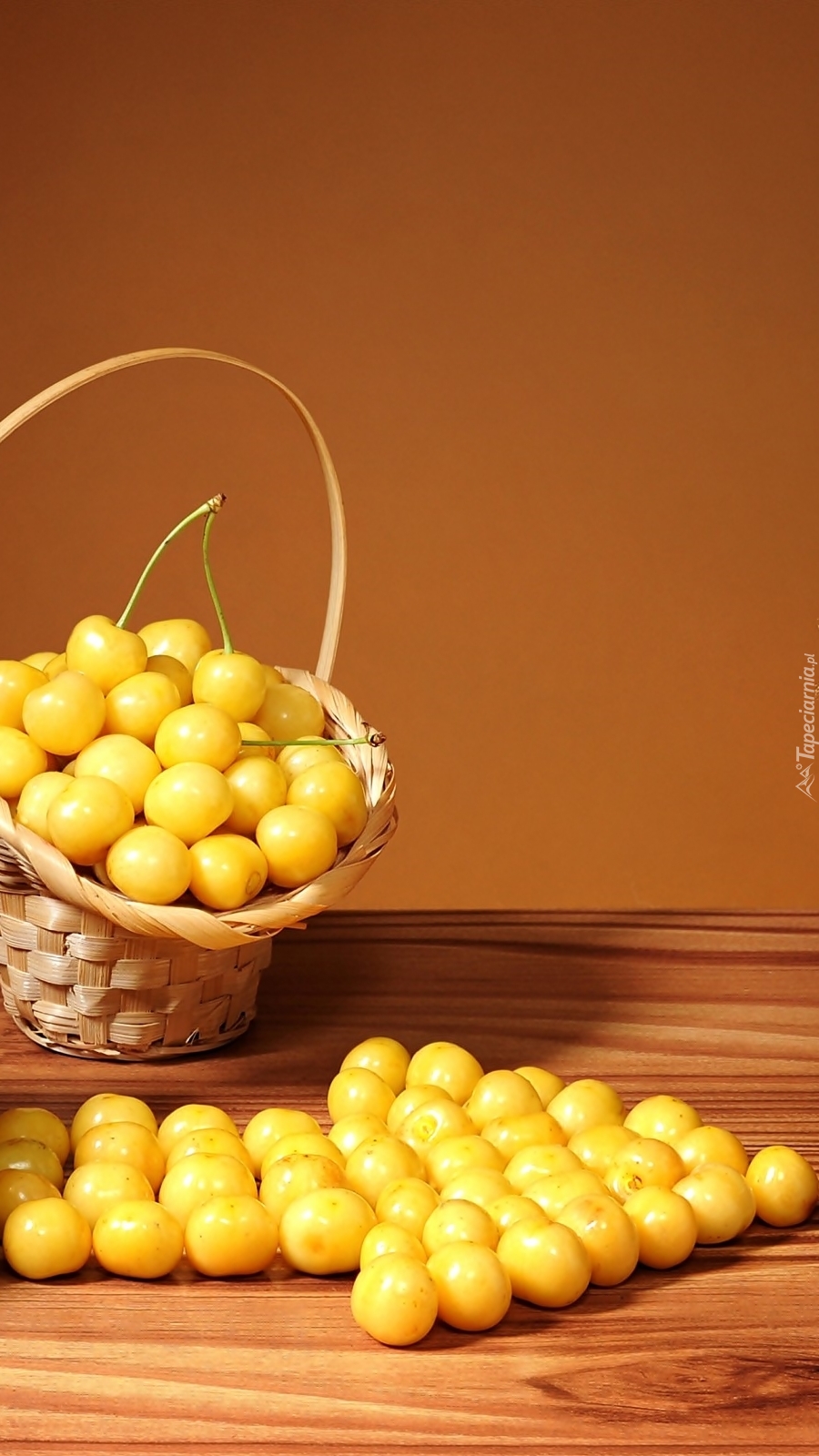 Koszyk żółtych czereśni