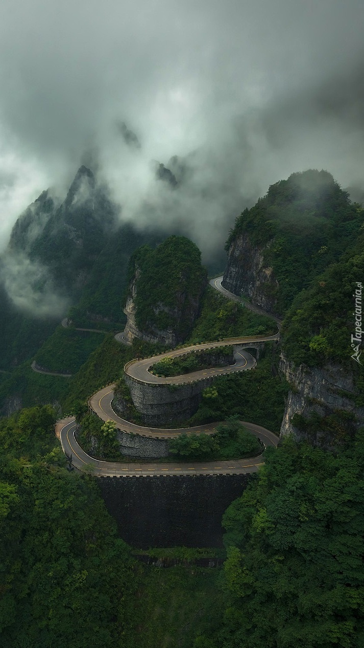 Kręta droga na górę Tianmen w Chinach